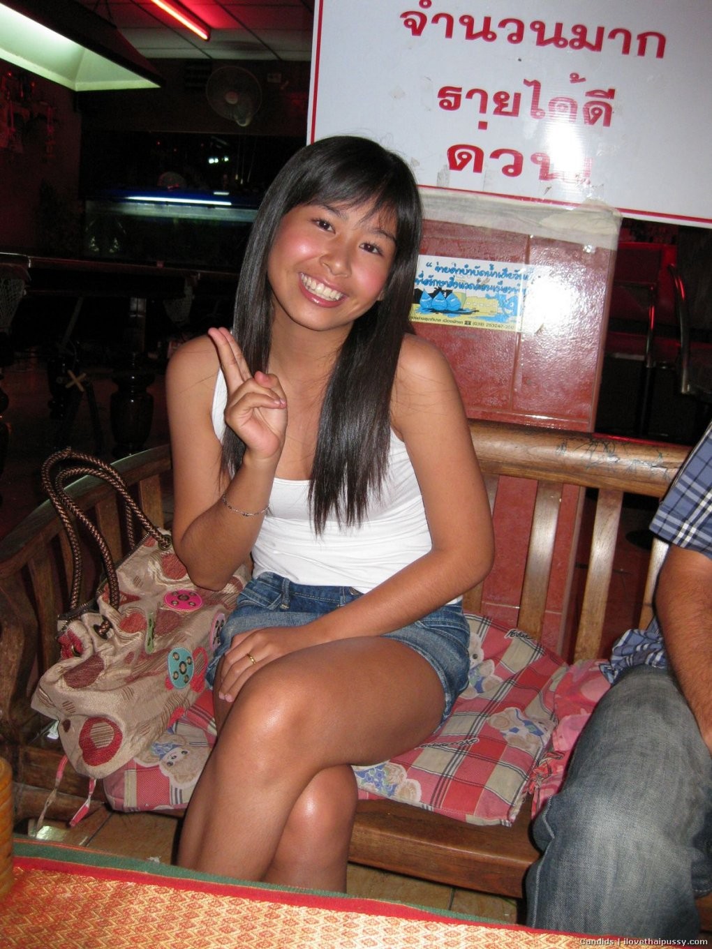 Heiße thailändische Bargirl-Hure liebt Bareback kein Kondom ficken Sextouristen asiatische Muschi
 #67970449