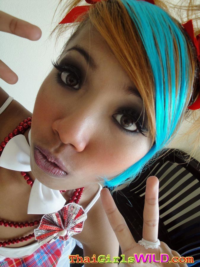 Emo thaïlandaise amateur petite amie montrant ses seins guillerets suçant la bite dure asian teen
 #68321890