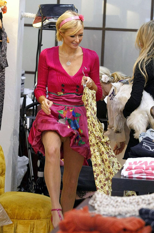 Paris Hilton montrant culotte et jupe paparazzi
 #75403369