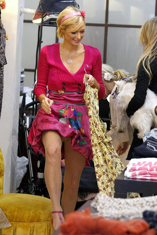 Paris Hilton montrant culotte et jupe paparazzi
 #75403392