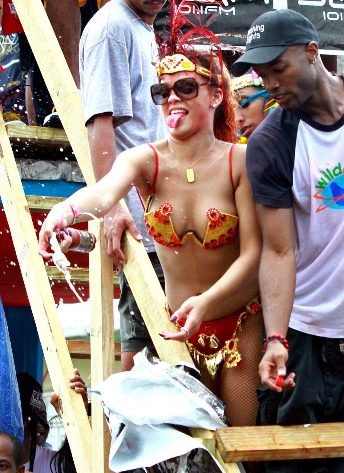 Rihanna in nuttigem Outfit, die ihre Brüste beim Barbados Kadooment Day Par begrapscht
 #75293449