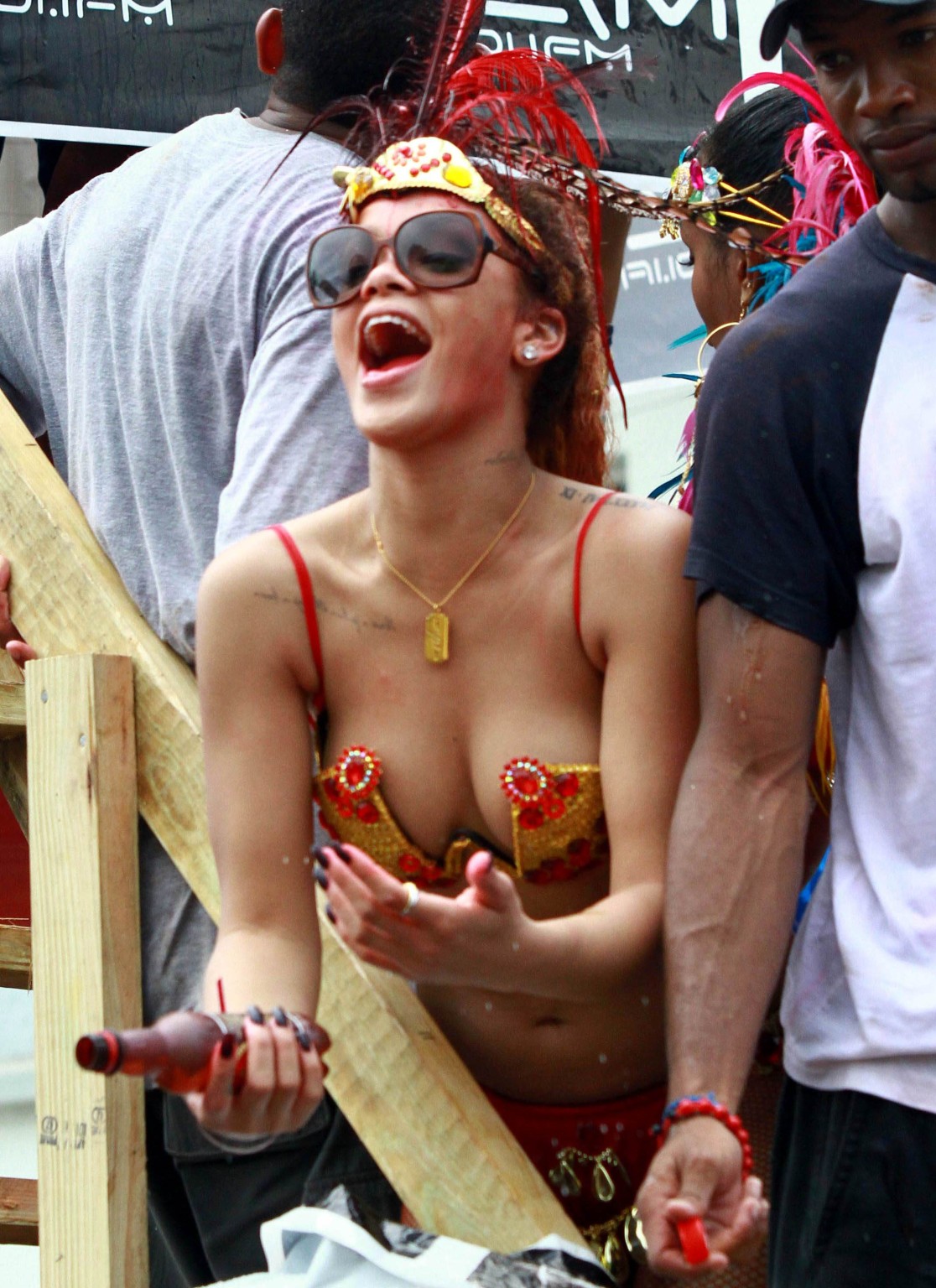 Rihanna en traje de puta dejándose manosear las tetas en el kadooment day par de barbados
 #75293457