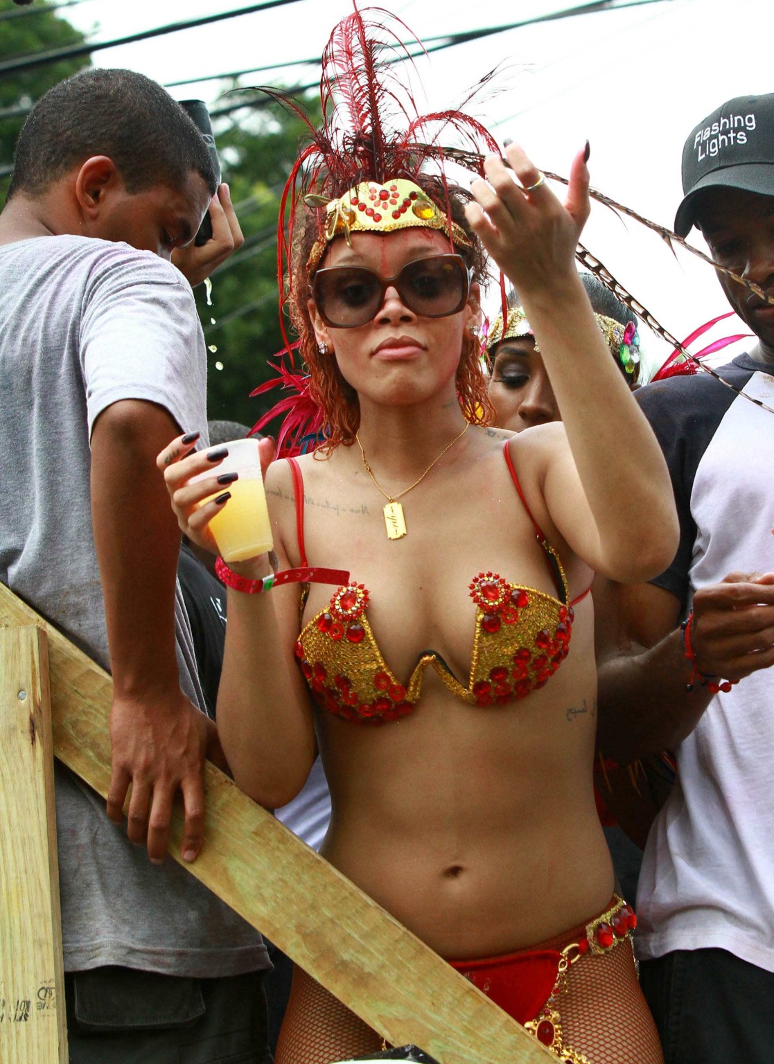Rihanna en traje de puta dejándose manosear las tetas en el kadooment day par de barbados
 #75293476