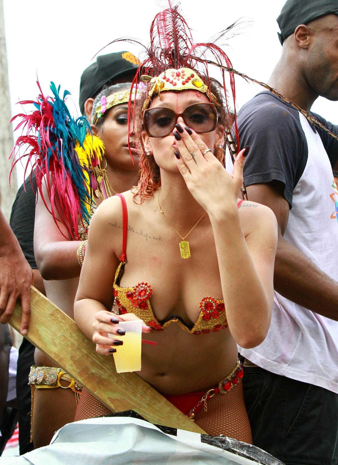 Rihanna en traje de puta dejándose manosear las tetas en el kadooment day par de barbados
 #75293483