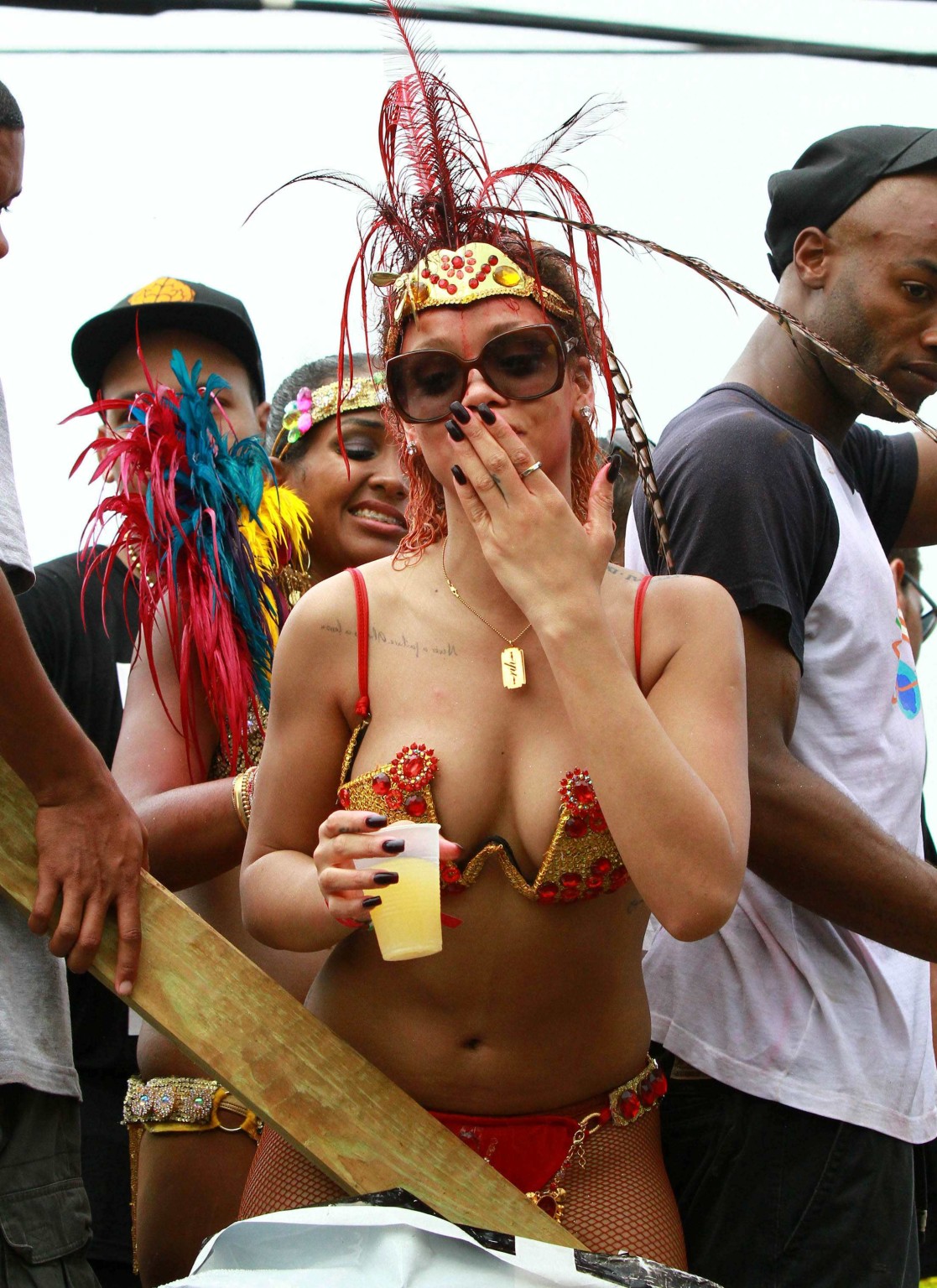 Rihanna en traje de puta dejándose manosear las tetas en el kadooment day par de barbados
 #75293491