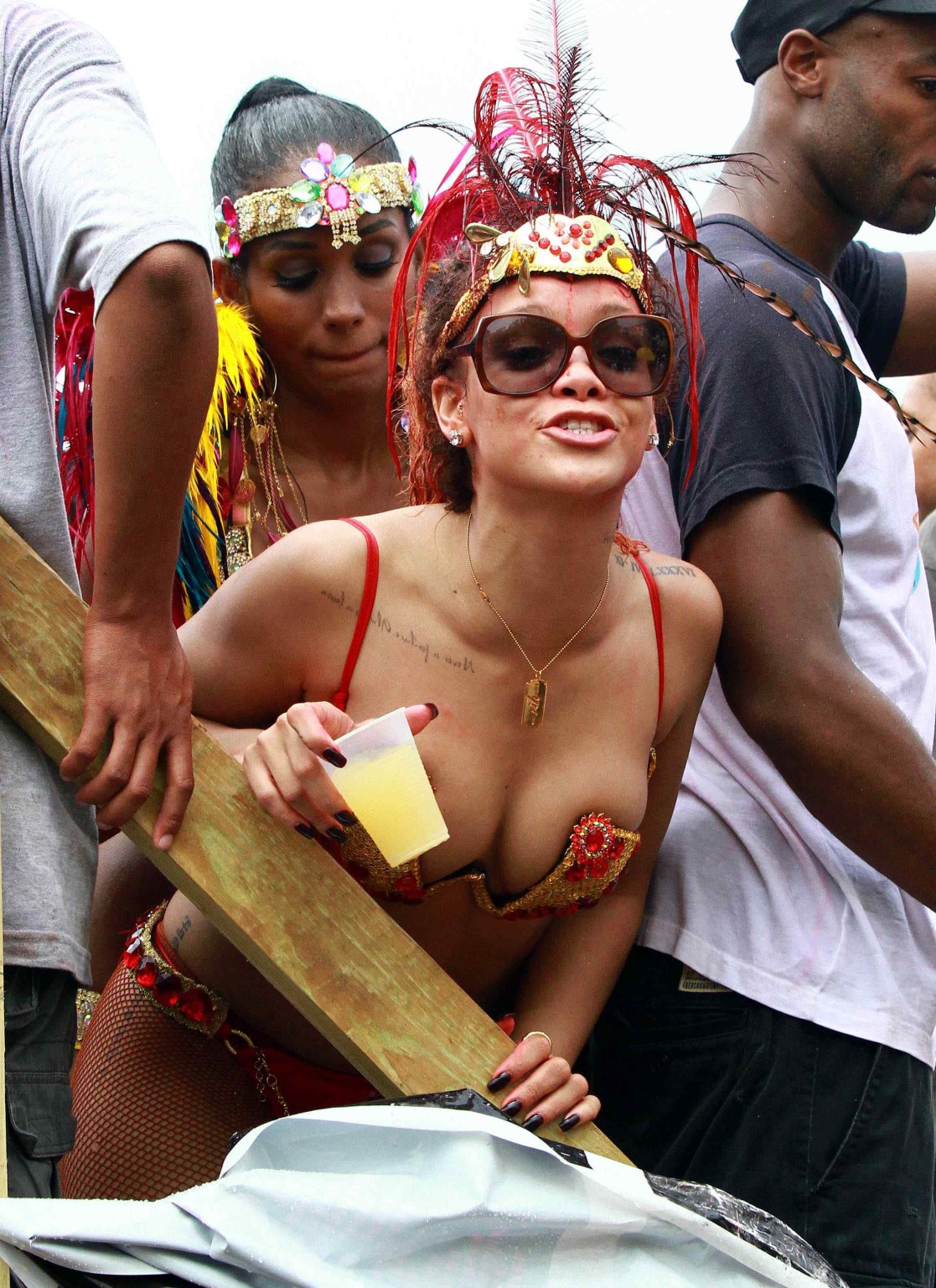 Rihanna en traje de puta dejándose manosear las tetas en el kadooment day par de barbados
 #75293498
