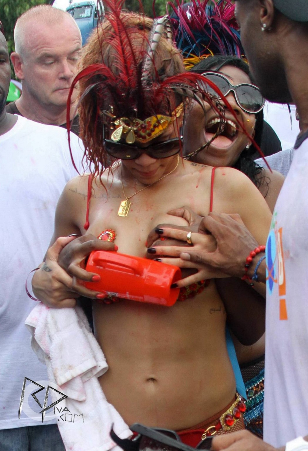 Rihanna in nuttigem Outfit, die ihre Brüste beim Barbados Kadooment Day Par begrapscht
 #75293522