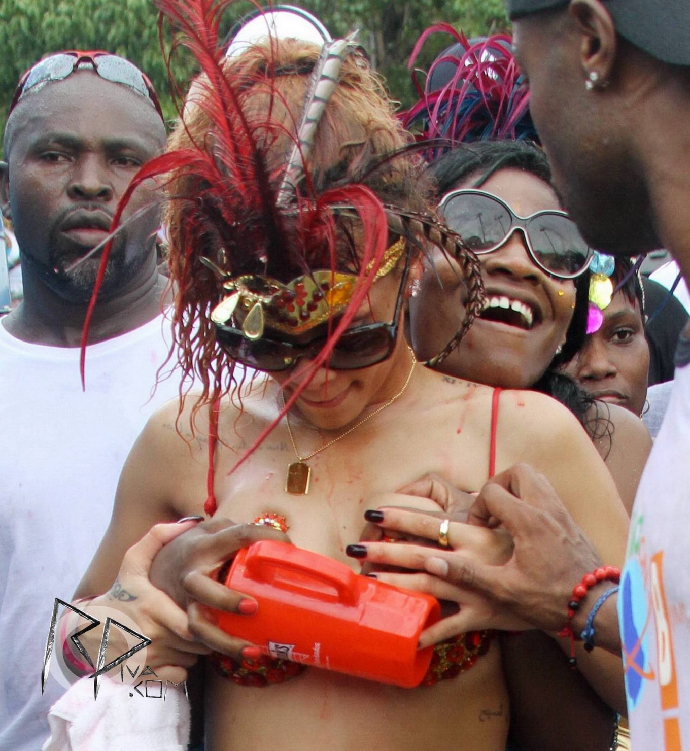 Rihanna en traje de puta dejándose manosear las tetas en el kadooment day par de barbados
 #75293523