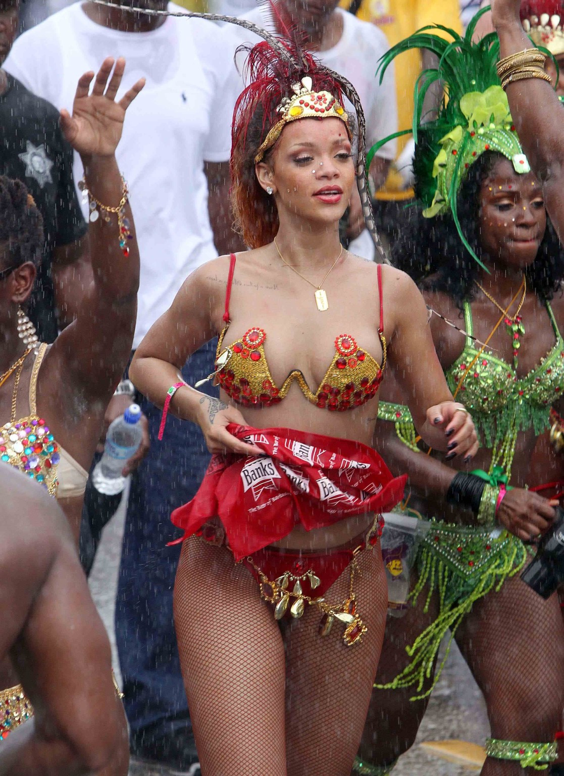 Rihanna in nuttigem Outfit, die ihre Brüste beim Barbados Kadooment Day Par begrapscht
 #75293528