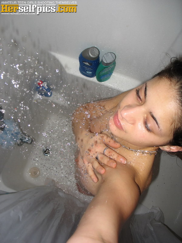 Süßes Teenie beim Duschen zeigt ihre enge, rasierte, junge, rosa Muschi
 #78943254
