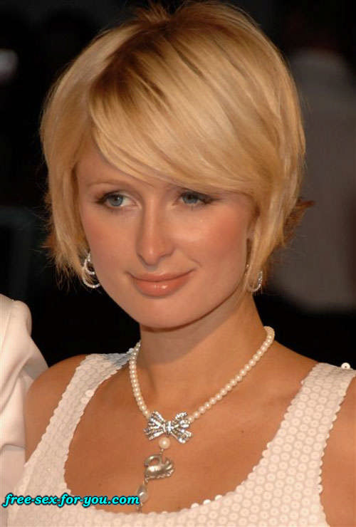 Paris hilton mostrando sus alegres tetas y su bonito coño a los paparazzi
 #75430121