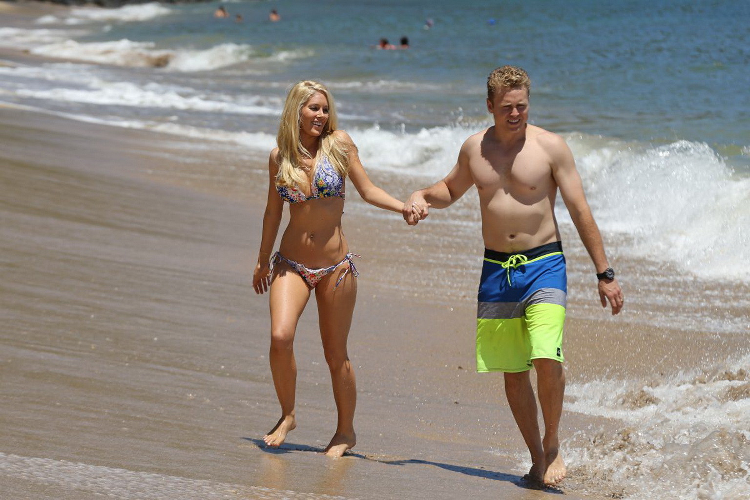 Heidi montag muestra su cuerpo perfecto en un bikini de colores en la playa de haw
 #75187071