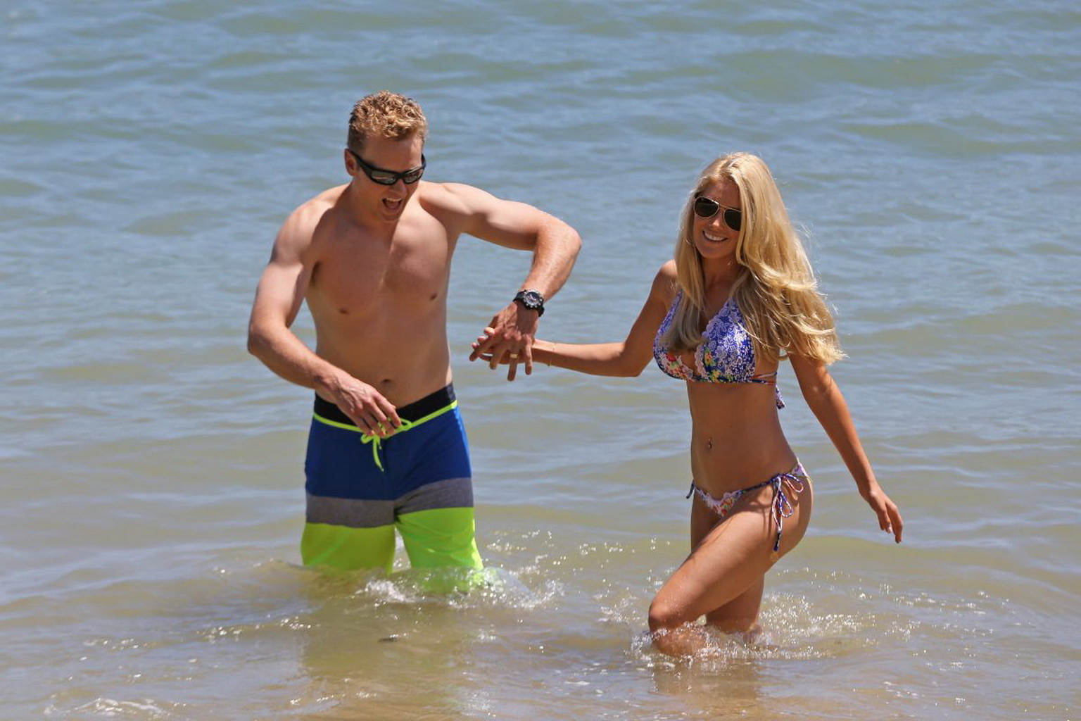 Heidi montag muestra su cuerpo perfecto en un bikini de colores en la playa de haw
 #75187148
