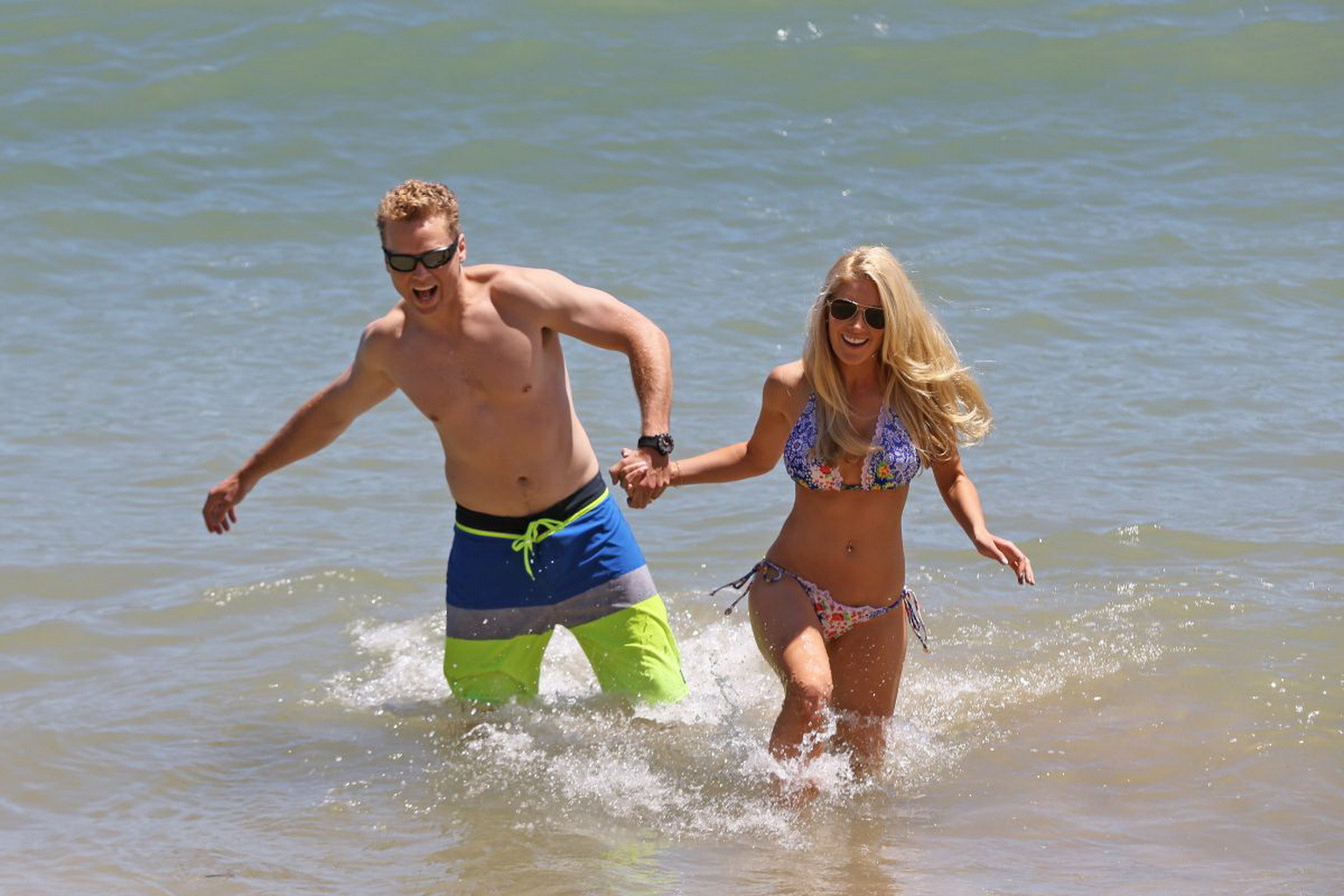Heidi montag muestra su cuerpo perfecto en un bikini de colores en la playa de haw
 #75187157