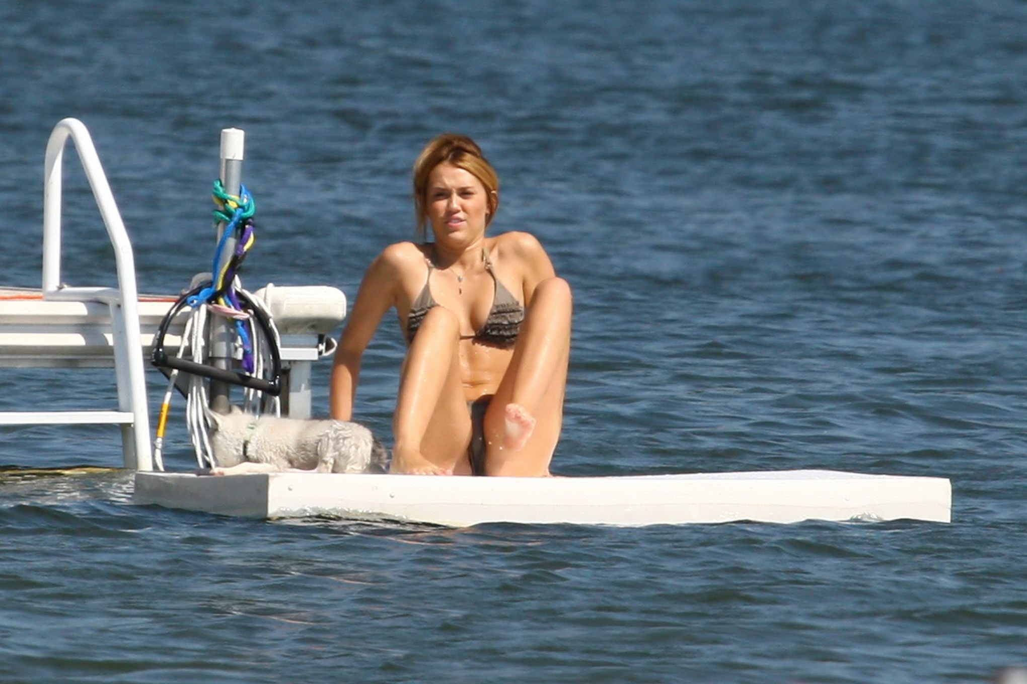 Miley Cyrus trägt einen sexy grauen Bikini am Orchard Lake
 #75293761