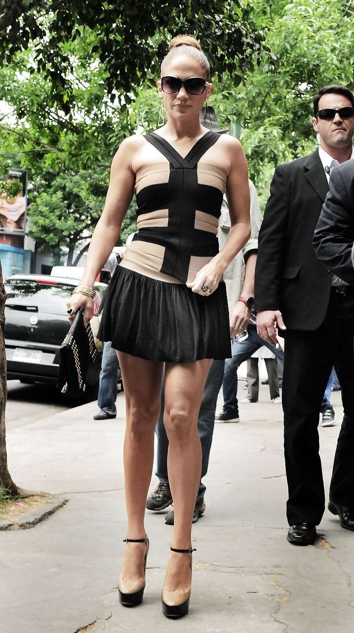 Jennifer Lopez mostrando il suo grande culo upskirt in immagini paparazzi abito corto
 #75283195