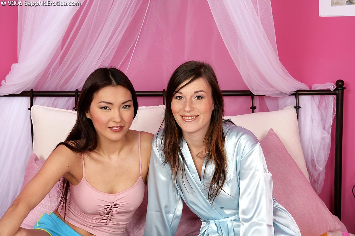 Dos jóvenes lesbianas traviesas teniendo sexo salvaje en la cama con dosel
 #78239219