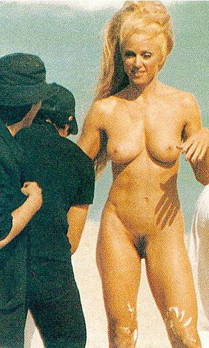 Madonna zeigt seinen nackten Körper und Titten und Hintern
 #75362752