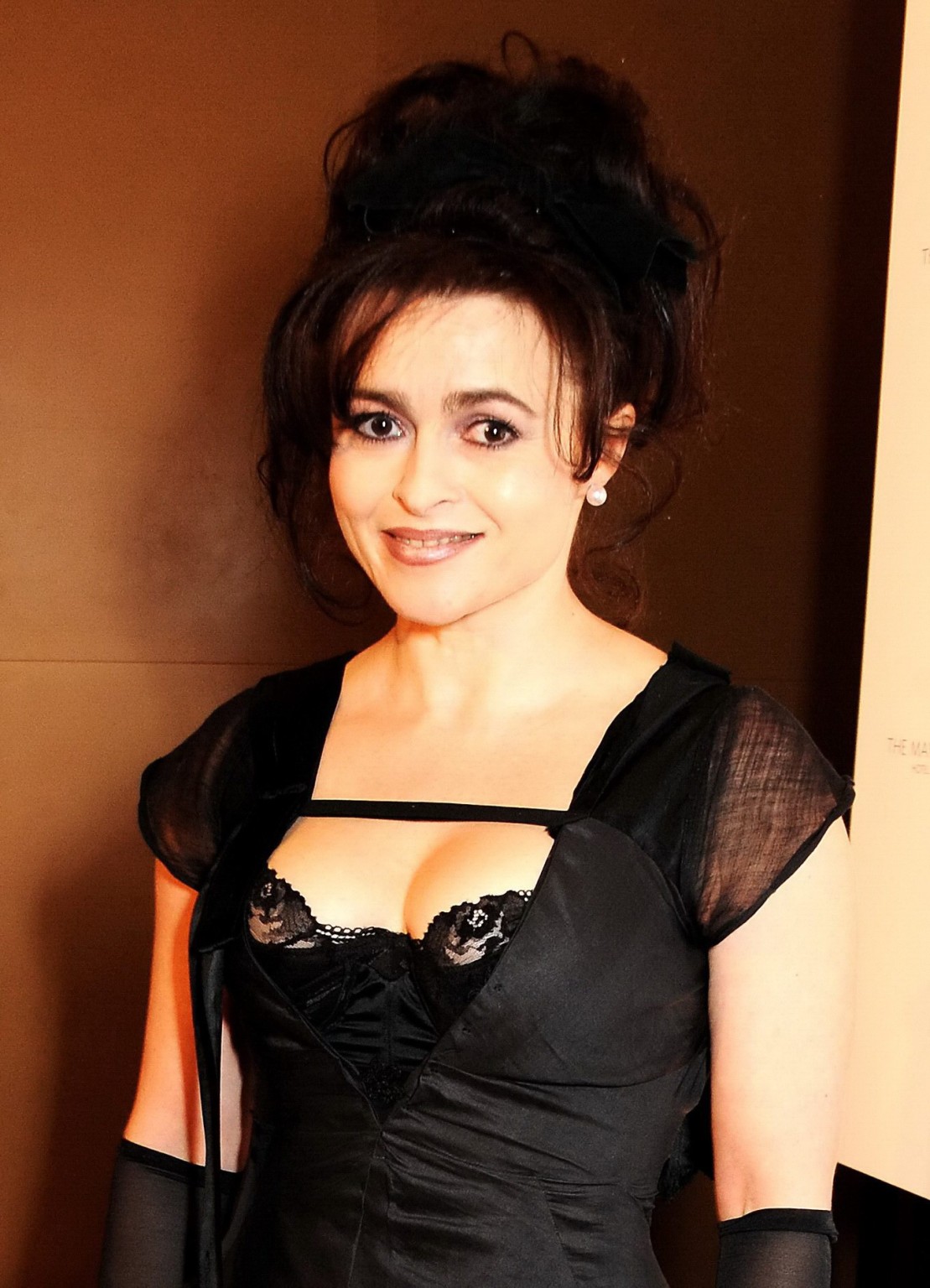 Helena bonham carter corsetto picco indossando un abito profondo v scissione al film di Londra 
 #75243112