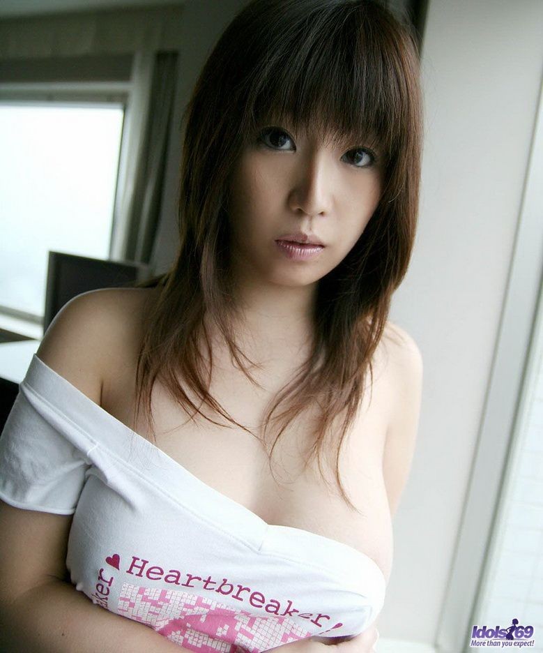La salope japonaise aux gros seins, Hirono, montre ses seins et son corps sexy.
 #69769031