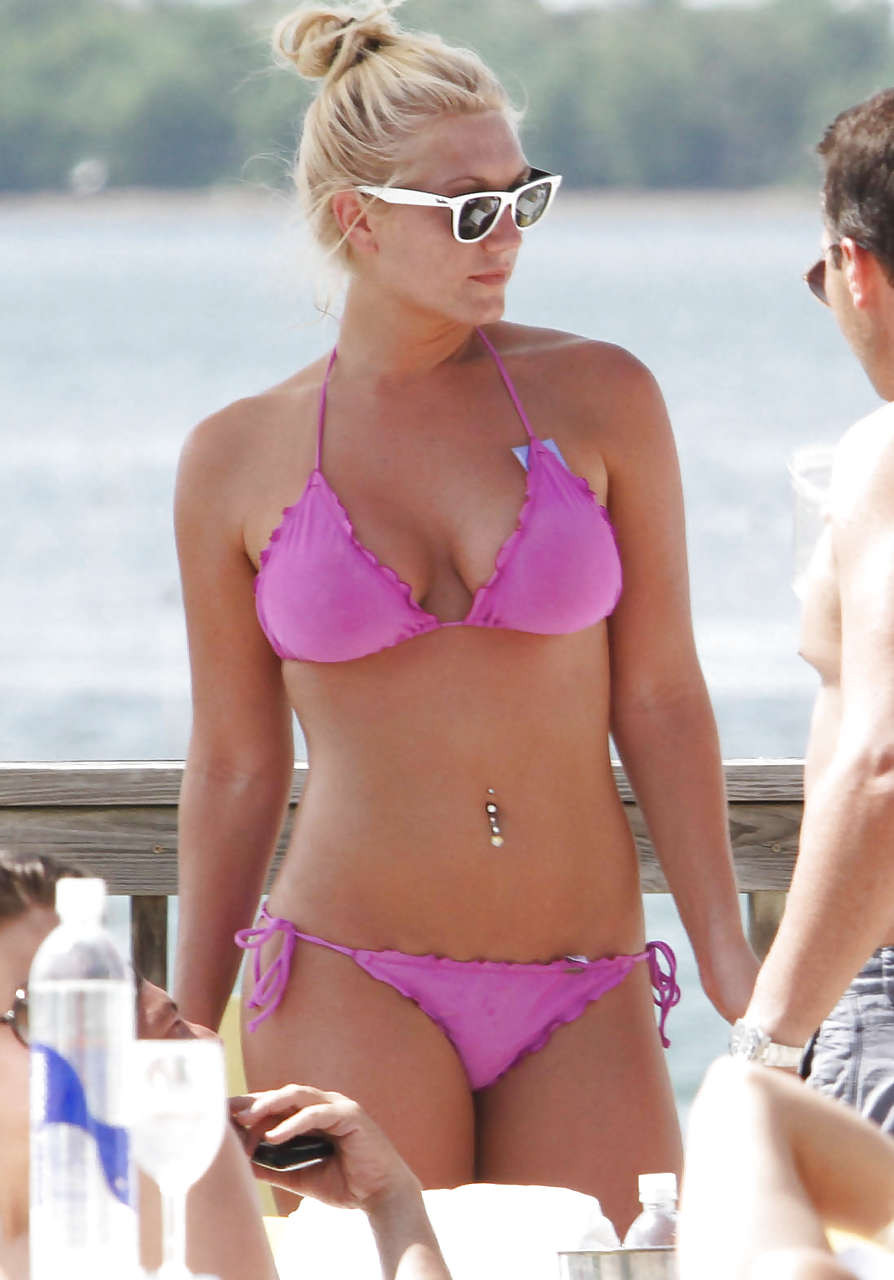 Brooke hogan montrant son corps et ses fesses sexy en bikini rose et jupe haute paparazzi 
 #75291301