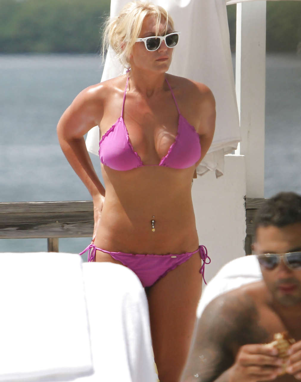 Brooke hogan montrant son corps et ses fesses sexy en bikini rose et jupe haute paparazzi 
 #75291312