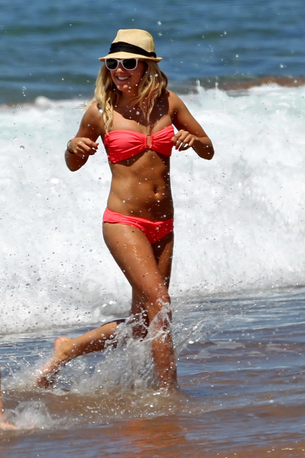 アシュリー・ティスデイルがハワイのビーチでビキニを着てお尻を見せる
 #75269921