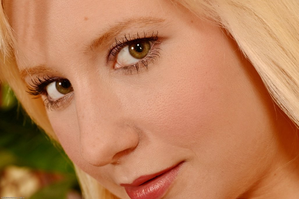 Pequeña rubia odette delacroix expone un coño calvo
 #73525312