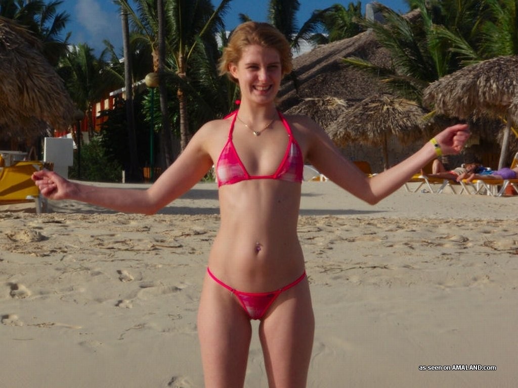 Lesbica giovane amatoriale che posa sulla spiaggia in topless con la sua ragazza
 #68442686