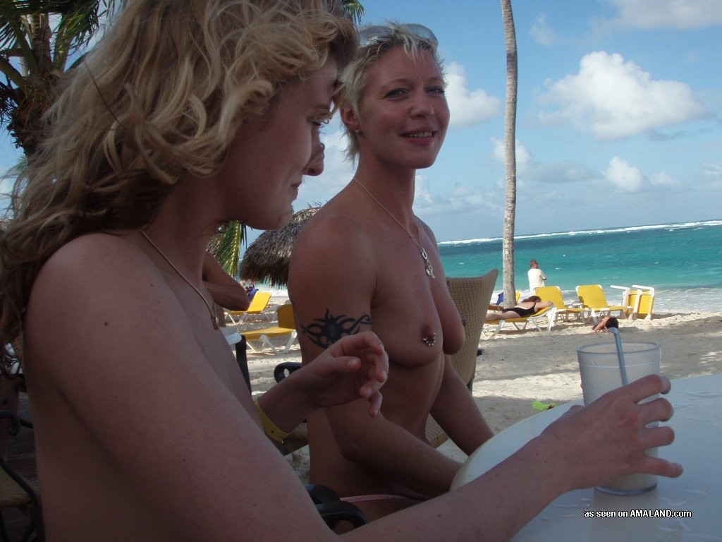 アマチュアティーンのレズビアンが彼女のガールフレンドとトップレスビーチでポーズをとる
 #68442702