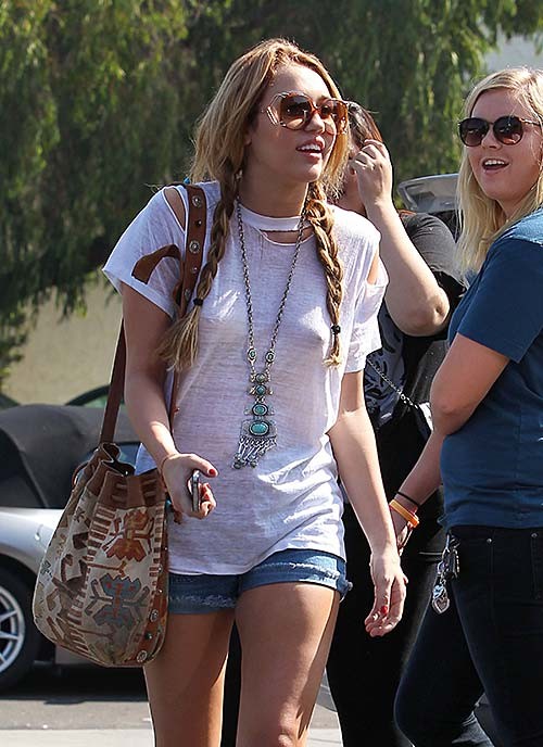 Miley cyrus sexy pezones duros y sexy piernas fotos paparazzi
 #75279544