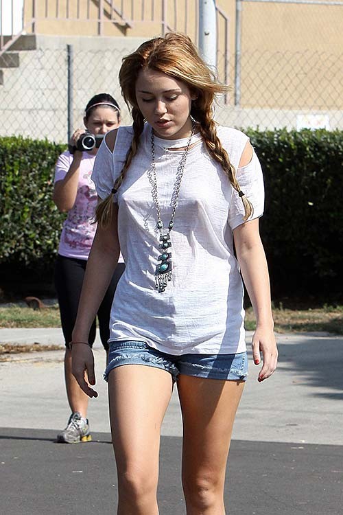 Miley cyrus sexy pezones duros y sexy piernas fotos paparazzi
 #75279548