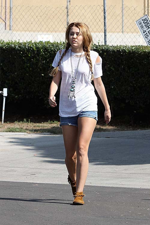 Miley cyrus sexy pezones duros y sexy piernas fotos paparazzi
 #75279556
