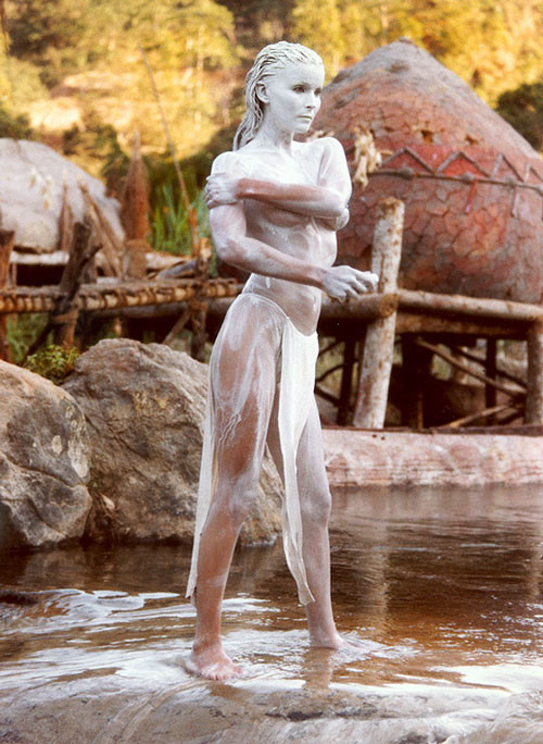 ボ・デレック、水の中で全裸でポーズをとる、ヌードムービーのキャプチャ
 #75437353