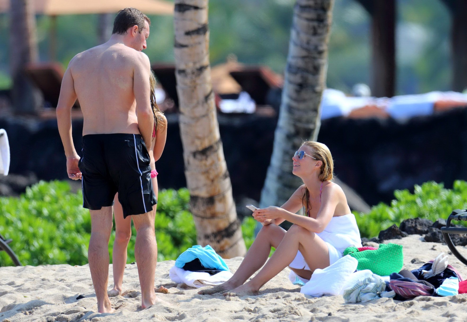 Gwyneth paltrow zeigt ihren Bikini am hawaiianischen Strand
 #75208423