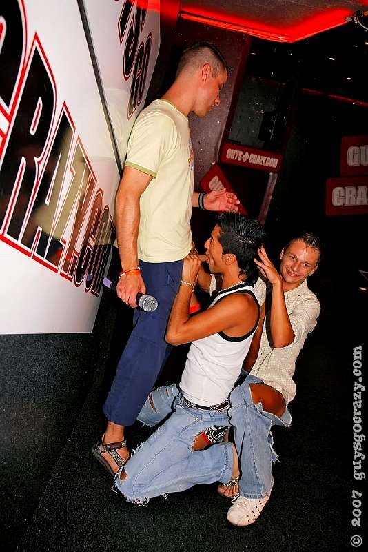 Jóvenes guapos se masturban delante del público
 #76989403