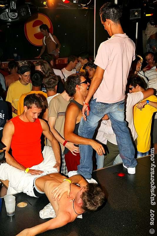 Jóvenes guapos se masturban delante del público
 #76989446