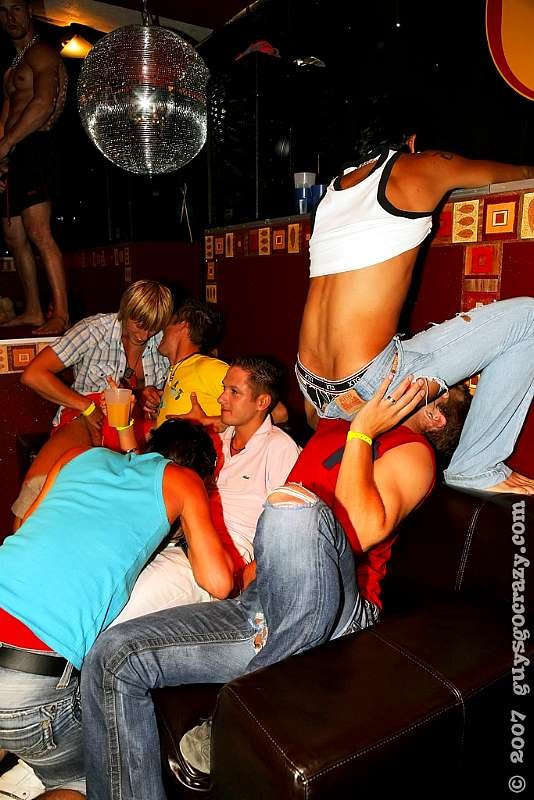 Jóvenes guapos se masturban delante del público
 #76989462