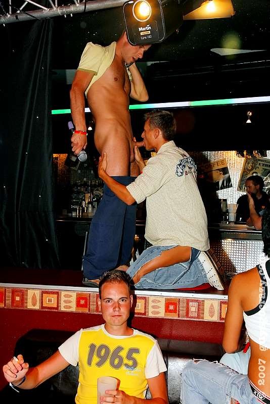 Jóvenes guapos se masturban delante del público
 #76989468