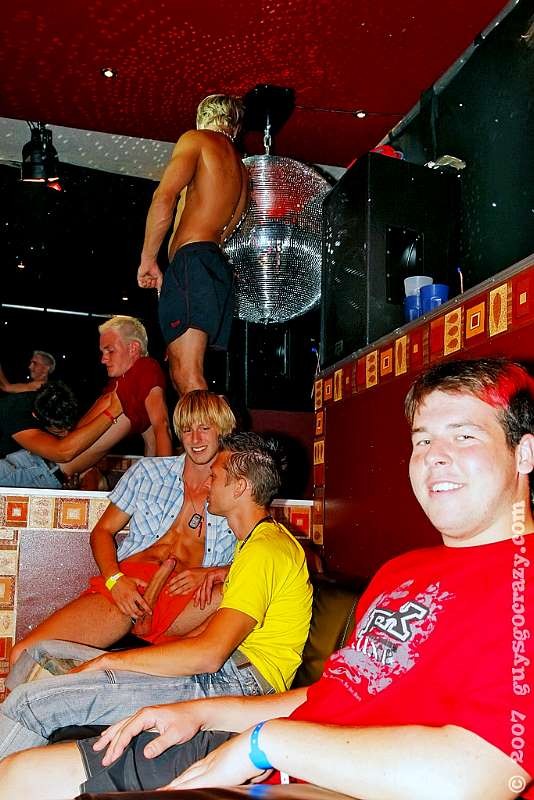 Jóvenes guapos se masturban delante del público
 #76989474