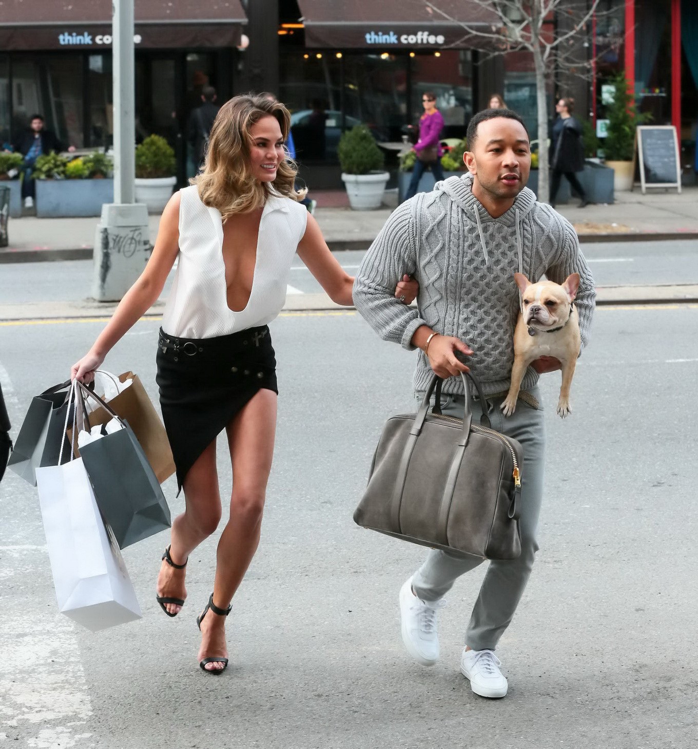 Christine Teigen en train de peloter John Legend lors d'un défilé de mode.
 #75179762