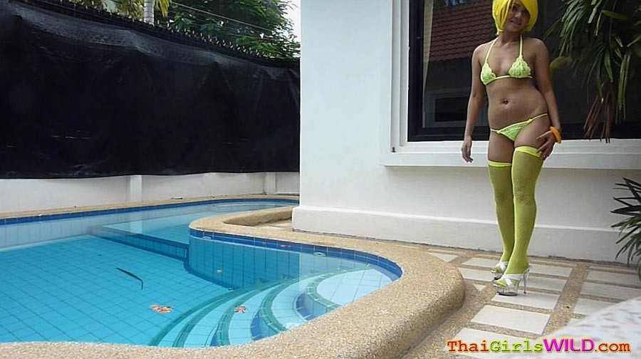 Thai cutie ottiene nudo dal lato della piscina
 #69738693