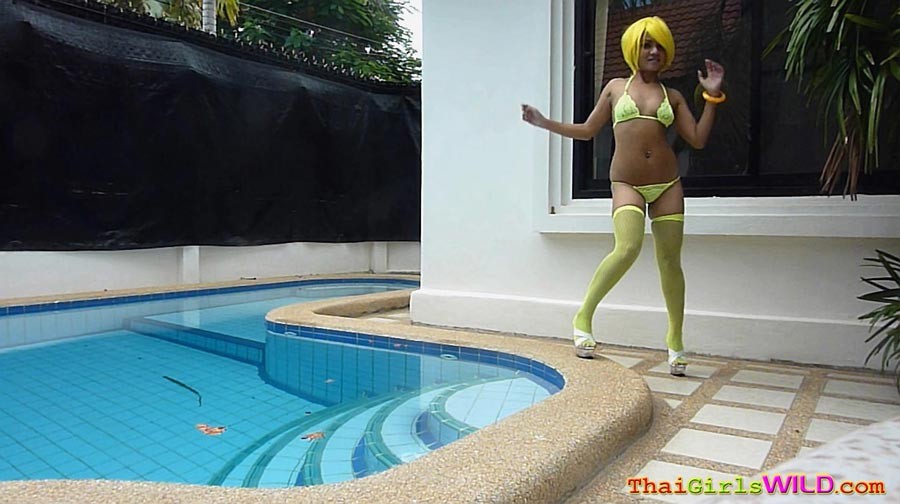 Thai cutie ottiene nudo dal lato della piscina
 #69738698