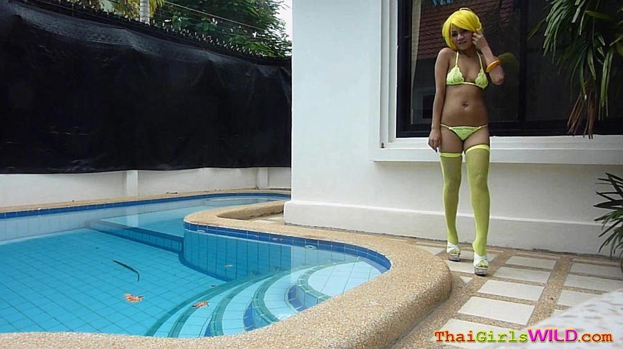 Thai cutie ottiene nudo dal lato della piscina
 #69738706