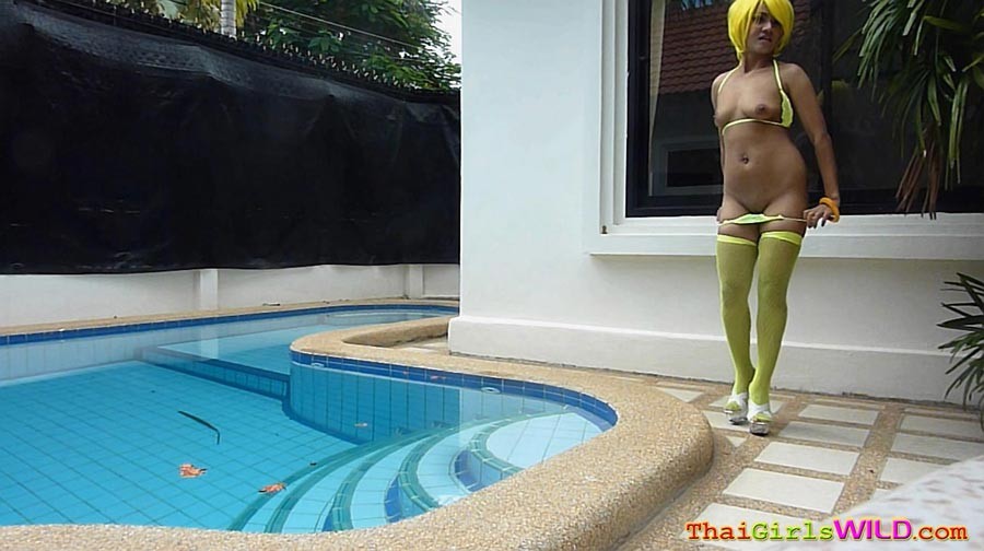 Thai cutie ottiene nudo dal lato della piscina
 #69738715