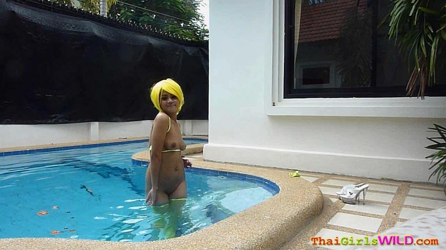 Thai cutie ottiene nudo dal lato della piscina
 #69738731