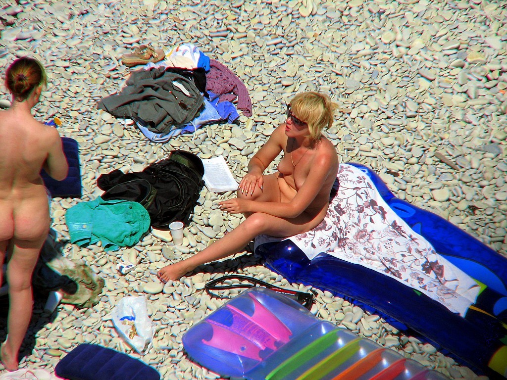 Photos nues de voyeurisme sur la plage
 #67280625