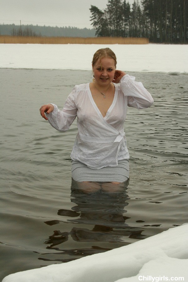 Sexy chica desnuda nadando en el hielo en el invierno
 #72293421