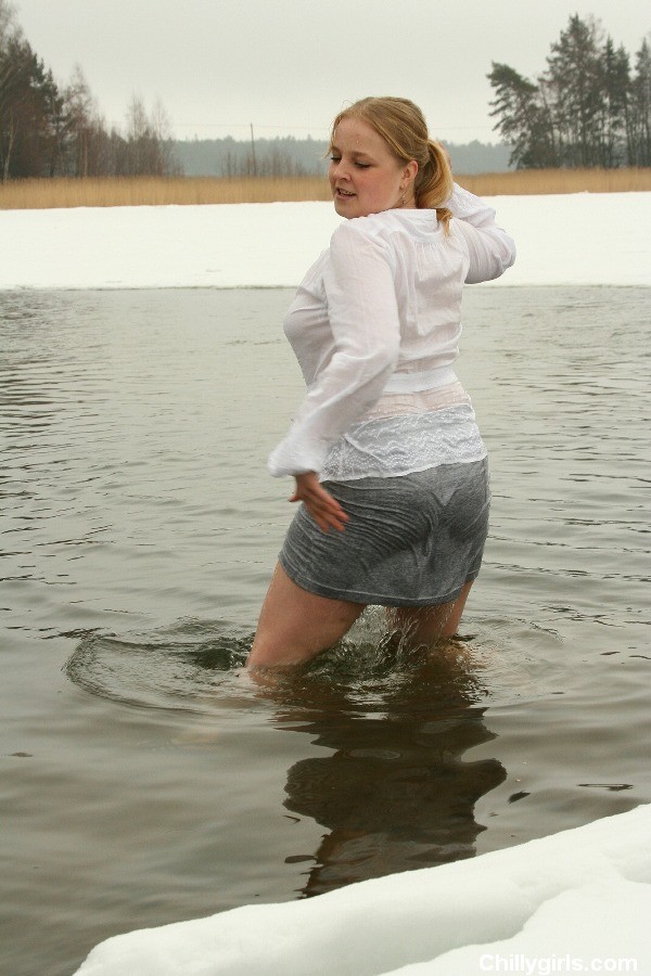 Sexy chica desnuda nadando en el hielo en el invierno
 #72293429