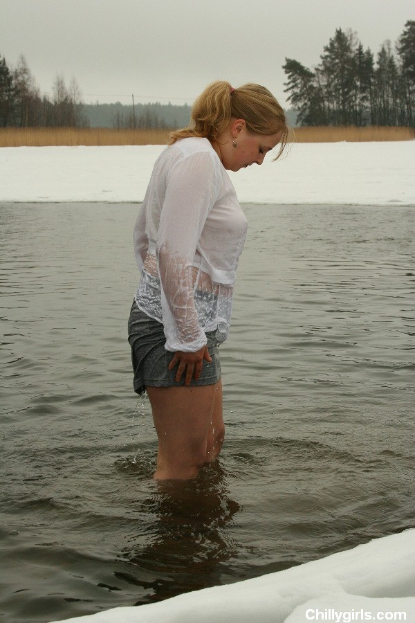 Sexy chica desnuda nadando en el hielo en el invierno
 #72293450